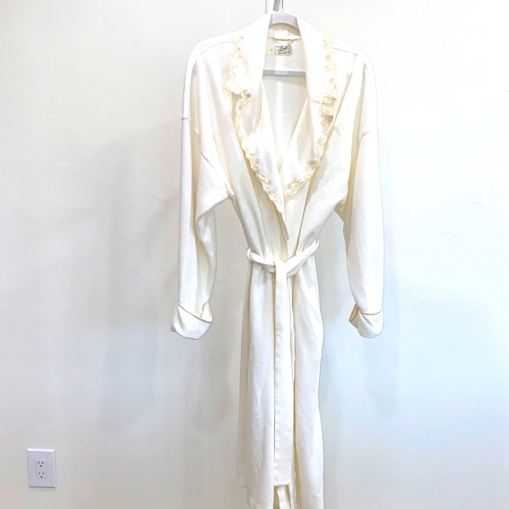 La Perla vintage Elegant Cream Lace-Trimmed Robe with self tie and pockets